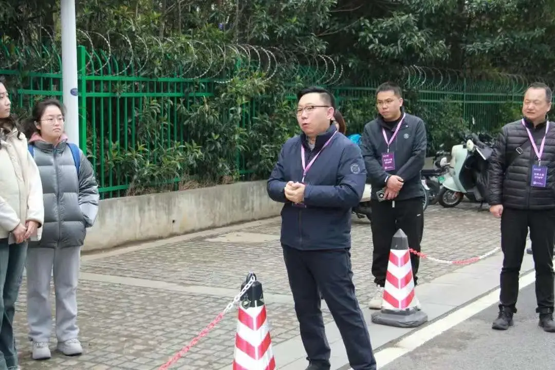 他山之石：2025年3月，南京大学何主任介绍新充电桩规划，其工作方法也体现了“治理现代化”的智慧。（来源：南大研会@微信公众号）