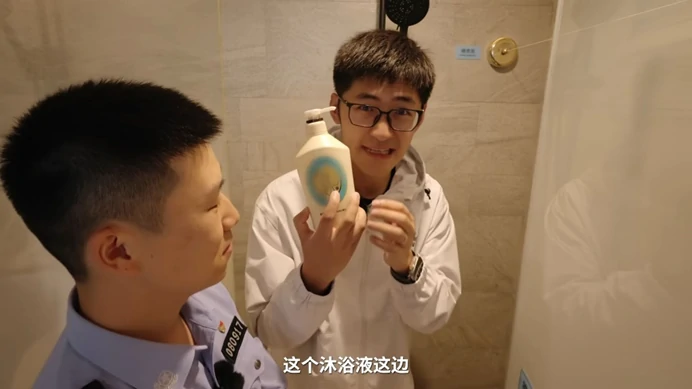 偷拍设备往往很隐蔽，很难被察觉。（图源：影视飓风、阿特警官@B站《60%都找不到？偷拍你的针孔摄像头都藏在哪》）